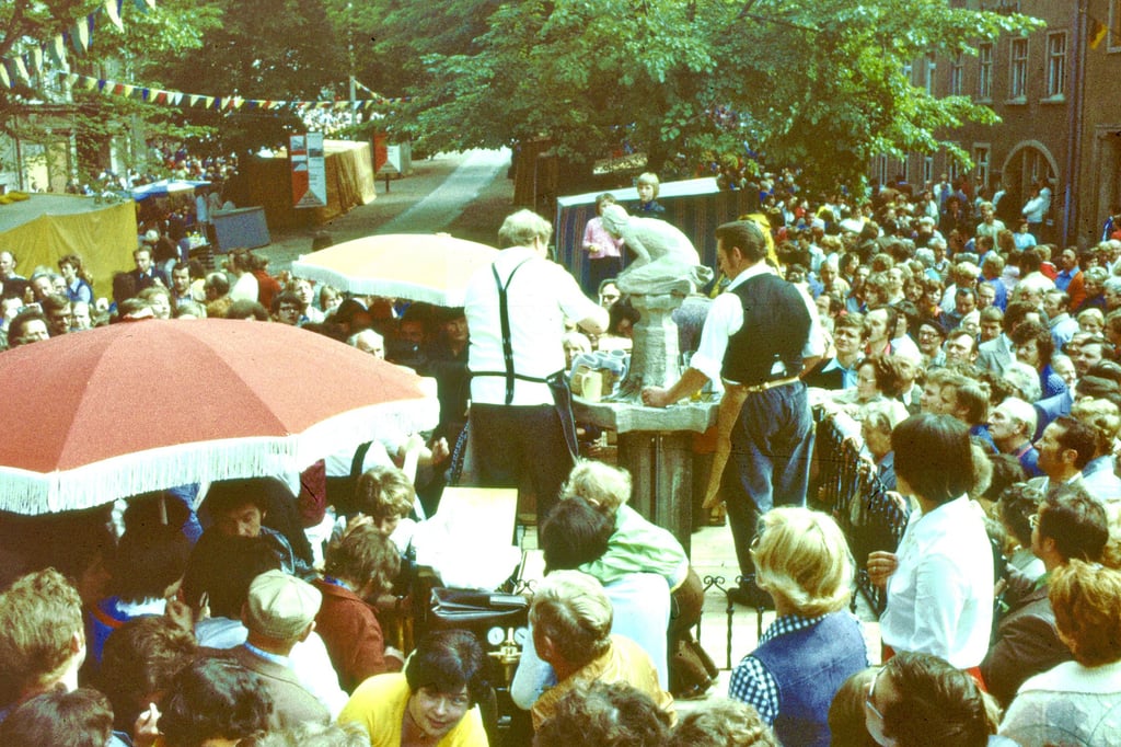 1978 zur Peter-Pauls-Messe am Lindenring: Wenn aus einem Brunnen Bier verkauft wird, dann will natürlich jeder eins haben.