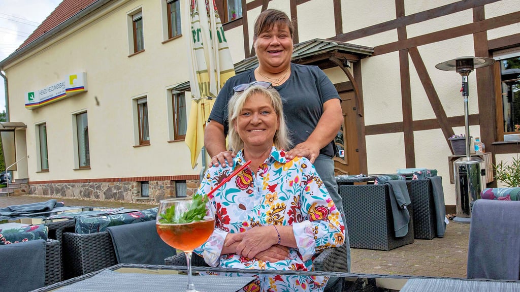 Anne Hohmann und Silvia Körting (vorne) wollen die Gäste im Eichenkranz bald draußen bewirten. Gerne mit dem neuen Getränk „Rhabarber Spritz“.