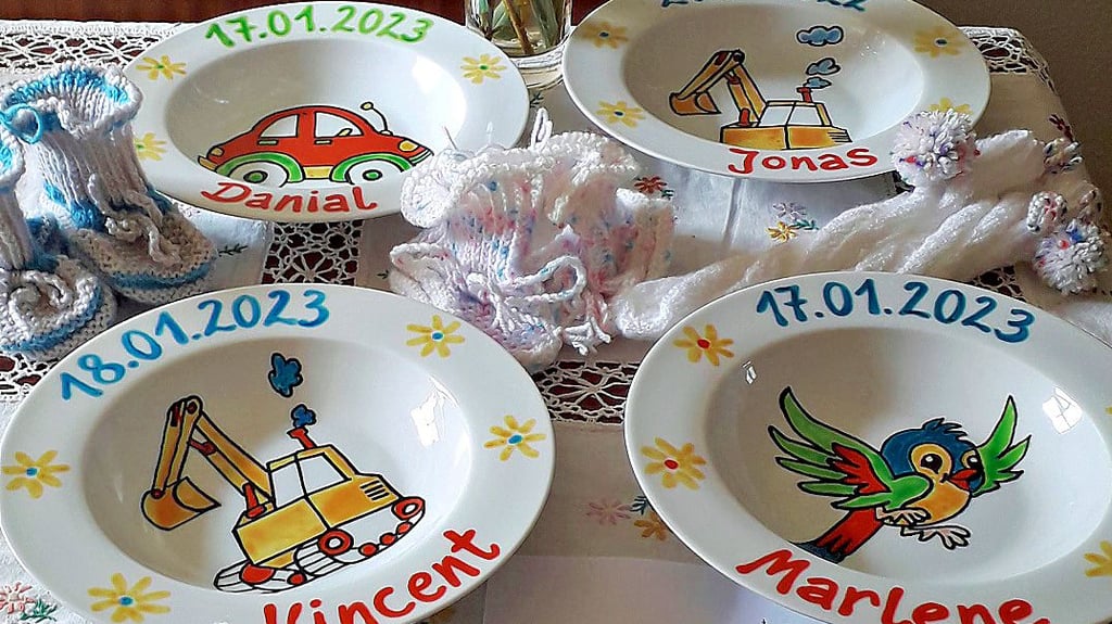 Suppe, Teller und Söckchen – die Gaben des Trachten- und Brauchtumsvereins für die jüngsten Ummendorfer Danial, Jonas, Vincent und Marlene.