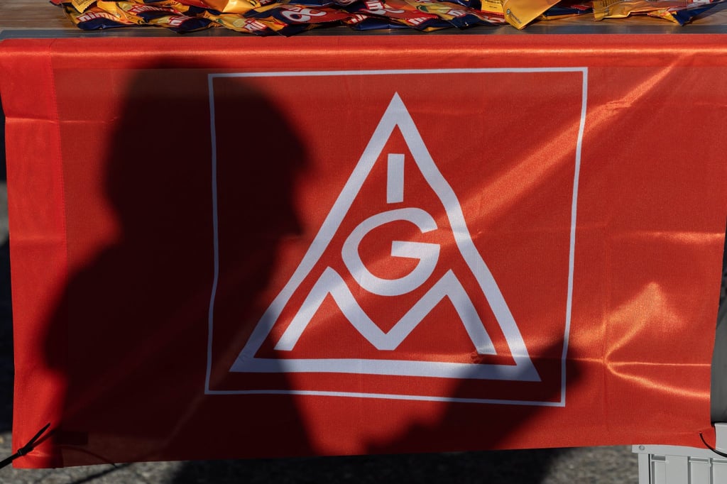 Das Logo der IG Metall auf einem Banner.