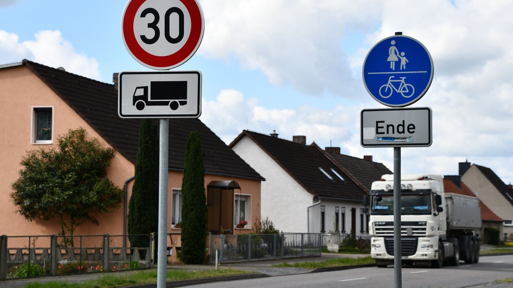 Die B188 in Solpke soll im nächsten Jahr saniert werden. Seit kurzem gilt dort für den Schwerlastverkehr aufgrund der Fahrbahnschäden Tempo 30, um weitere Schäden zu reduzieren.