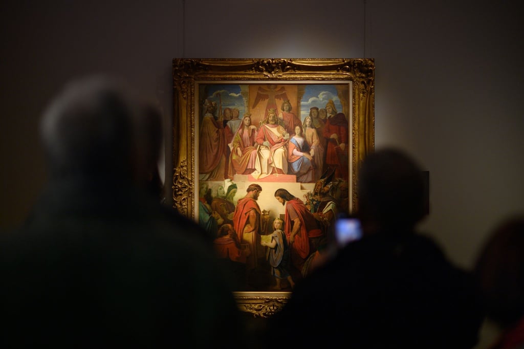 Medienvertreter und Gäste vom Kulturhistorisches Museum Magdeburg stehen in Ausstellung "Welche Taten werden Bilder?".