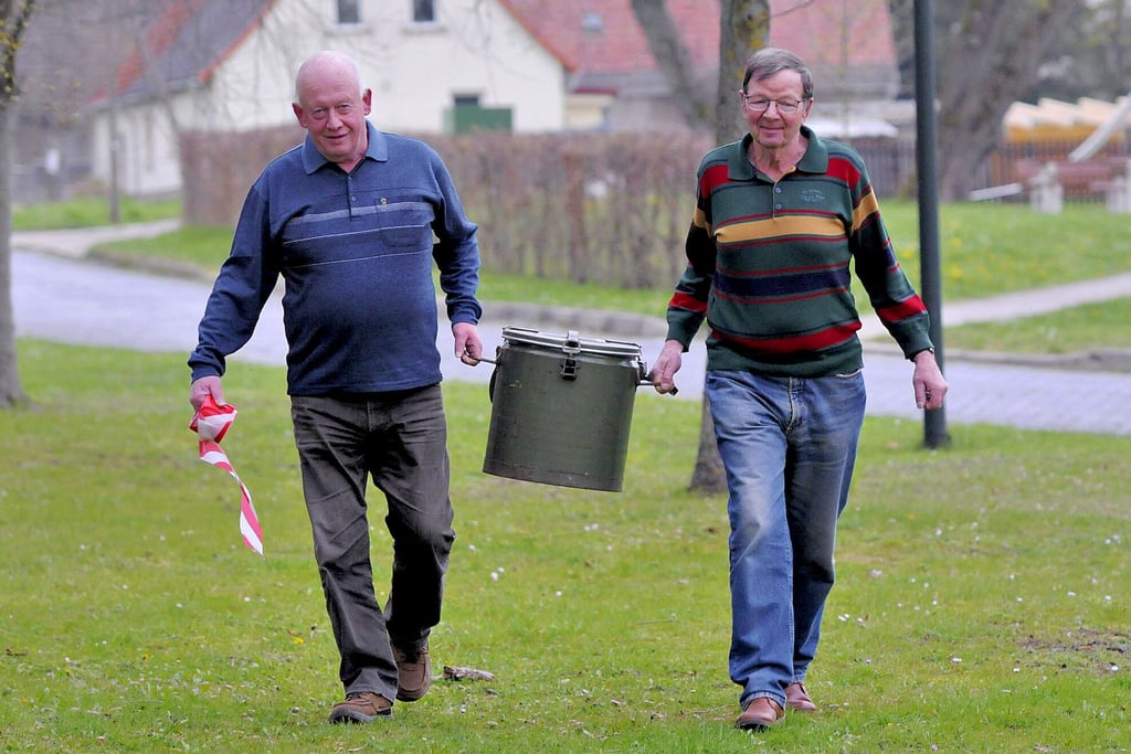 Frohgemut und tatendurstig - und mit Teekessel und Strecken-Absperrband in den Händen: Günter Wagner (l.) und Rainer Mauer sind zwei von vielen Finnelauf-Helfern.