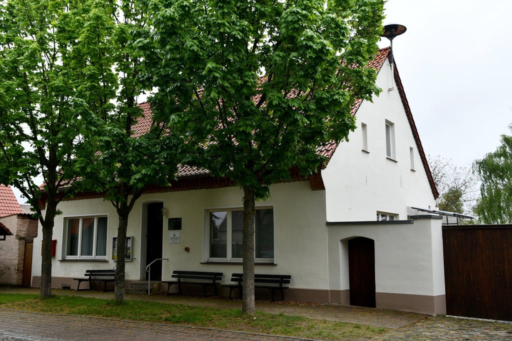 Das Bürgerhaus in Calenberge. Seit 1994 ist Randau-Calenberge ein Stadtteil von Magdeburg.