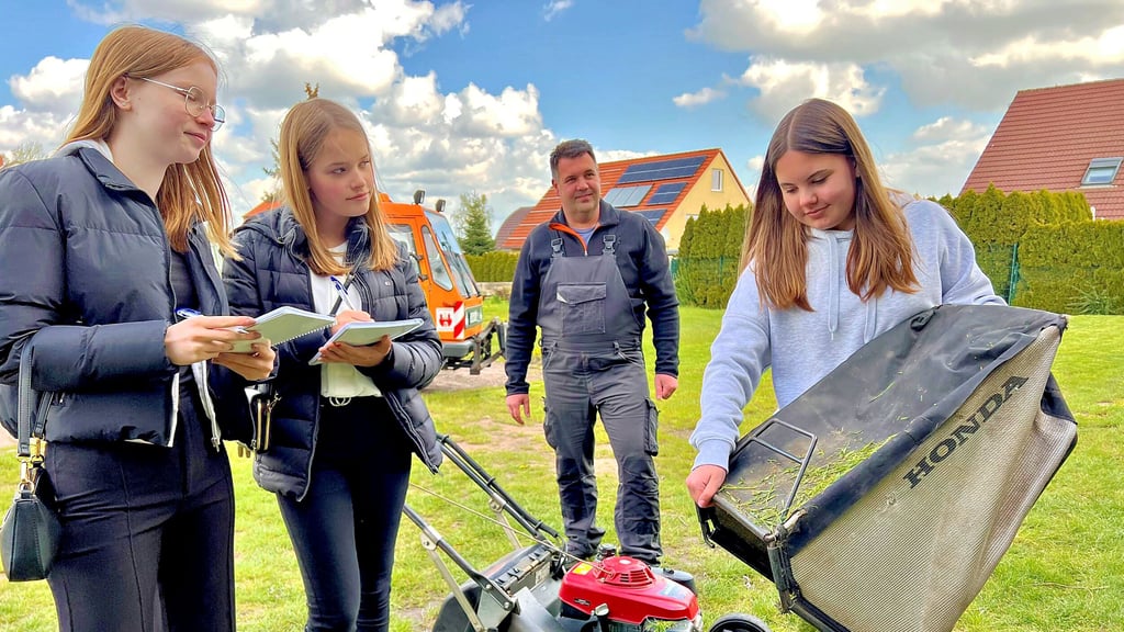 Solveig Baum (v.l.), Amelie Schaper, Tobias Baumgraß und Clara Baumgraß beim Girls-Day im städtischen Betriebshof.