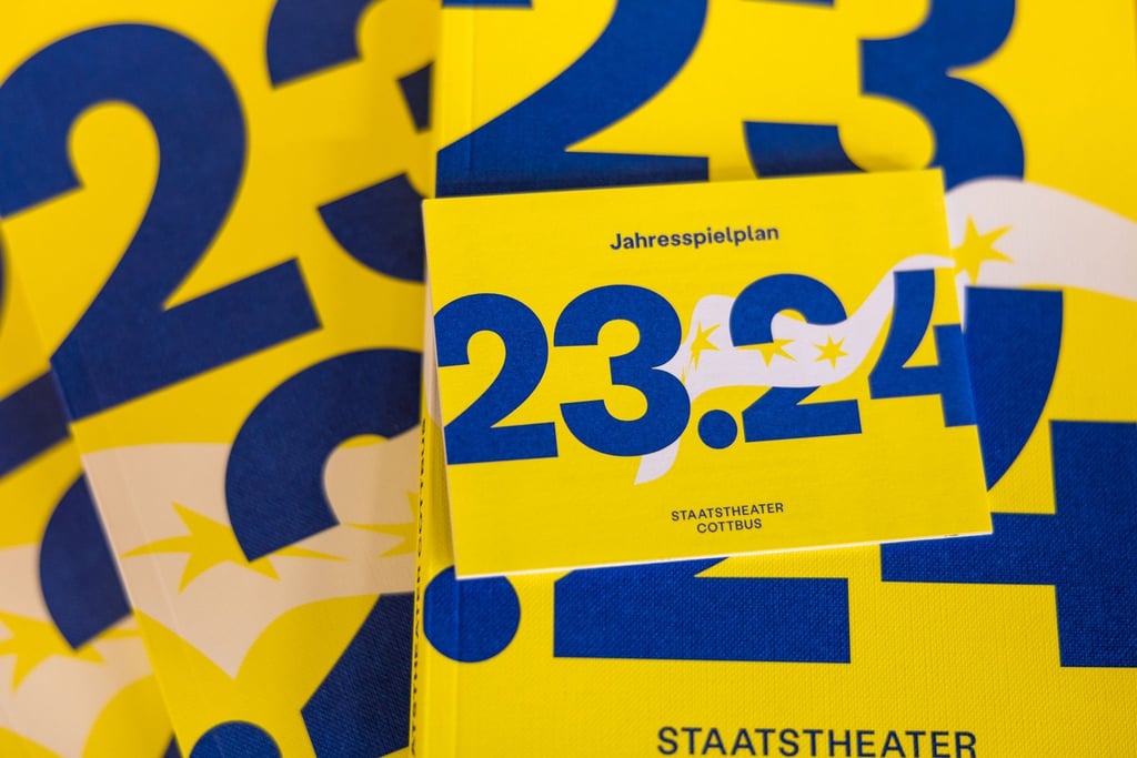Werbematerial des Staatstheaters Cottbus liegt bei der Pressekonferenz zur Spielzeit 2023/24 aus.