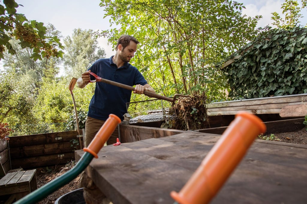 Aus dem eigenen Biomüll im Garten wird Kompost - also Dünger und neues Substrat.