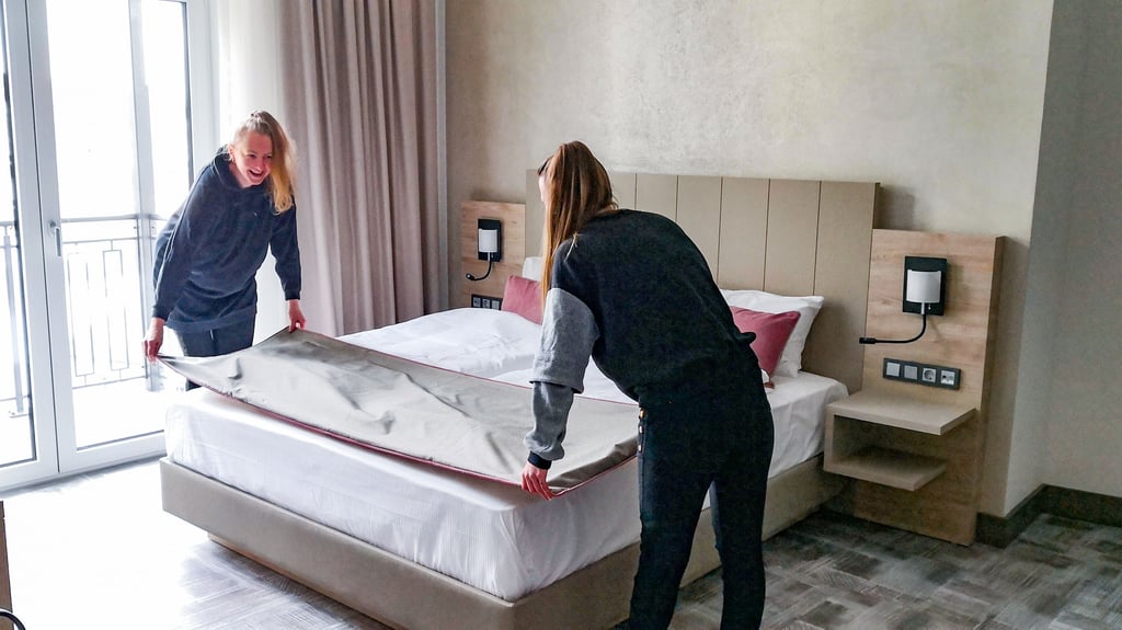 Im Kaiserhof wird alles für den Start vorbereitet. Myroslava Tereshchenko (l.) und Susann Aleithe sind in den Zimmern und Suiten im Einsatz.