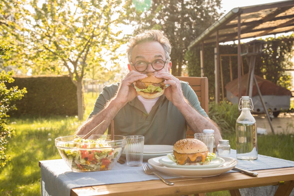 Biss mit gutem Gewissen? In der Regel haben Fleisch-Ersatzprodukte eine bessere Klimabilanz als die Originale von Rind, Schwein oder Geflügel.