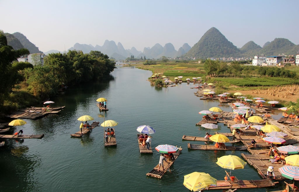 Flusslandschaft in China: Nach drei Jahren strenger Pandemie-Maßnahmen hat das Land Anfang Januar die Grenzen wieder geöffnet, seit Mitte März können auch Touristen regulär einreisen.
