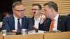 Mario Voigt (l., CDU). Fraktionschef, und Andreas Bühl (r., CDU), Parlamentarischer Geschäftsführer, sitzen nebeneinander während der Sitzung des Thüringer Landtags.