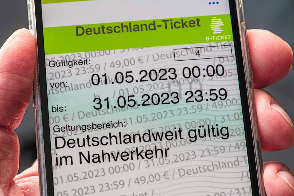 Ab Montag gültig: Das 49-Euro-Ticket, auch Deutschlandticket genannt, gibt es ausschließlich digital.