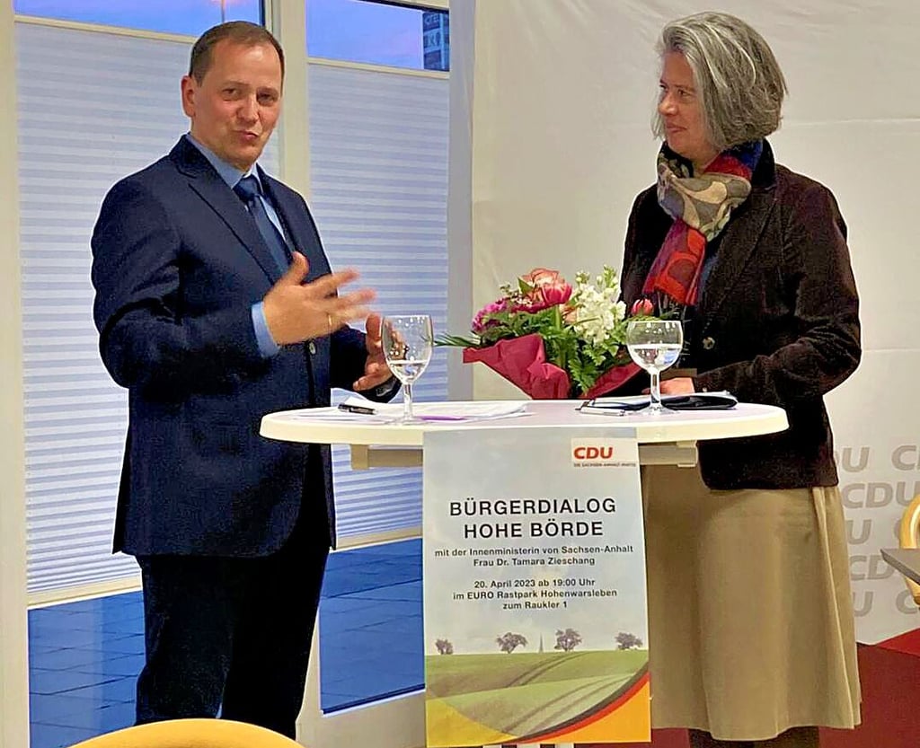 CDU-Ortsverbandvorsitzender Matthias Schwenke konnte Innenministerin Tamara Zieschang zu innenpolitischen Themen begrüßen.
