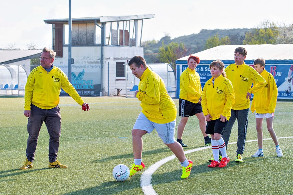 Jens Loth (v.l.) bereitet die Spieler der Arbeitsgemeinschaft Fußball der Naumburger Käthe-Kruse-Schule, hier Lukas Kemmer, im Freyburger Jahnsportpark auf das Turnier vor, das in der kommenden Woche in Braunsbedra stattfinden wird.