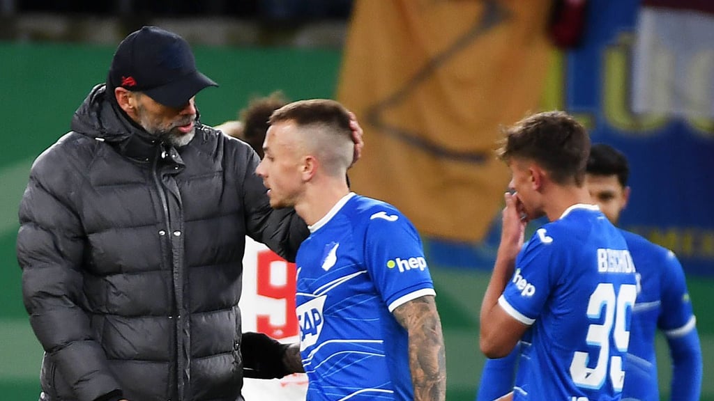 Marco Rose beim Handschlag mit Angelino nach einem Spiel gegen die TSG.