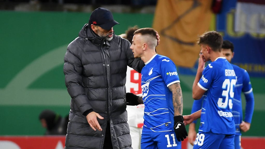 Marco Rose beim Handschlag mit Angelino nach einem Spiel gegen die TSG.