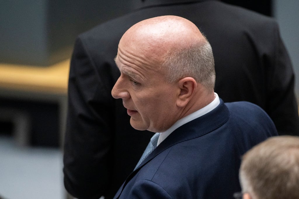 Kai Wegner (CDU), designierter Regierende Bürgermeister, steht beim zweiten Wahlgang zur Bürgermeisterwahl im Plenarsaal vom Berliner Abgeordnetenhaus.