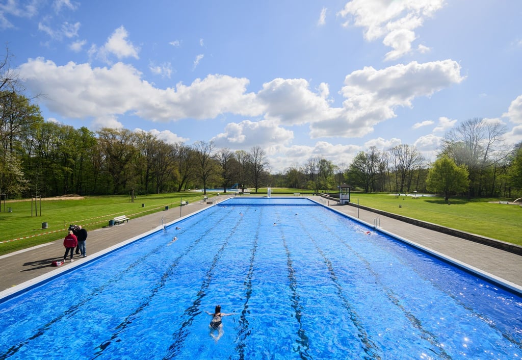 Badegäste schwimmen beim Anbaden im Freibad Annabad.