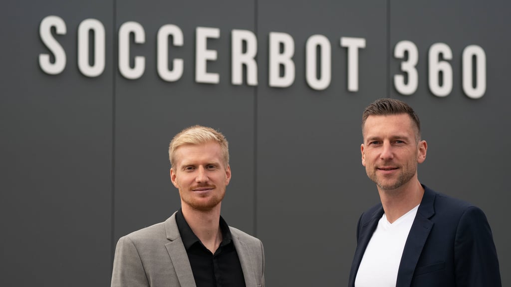 Daniel Held (rechts) ist der Erfinder des Soccerbot.