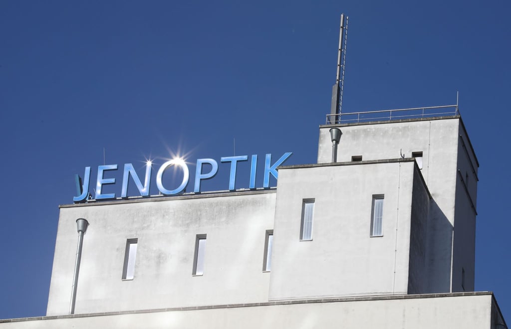 Die Sonne spiegelt sich im Schriftzug „Jenoptik“ auf dem Verwaltungsgebäude der Jenoptik AG.
