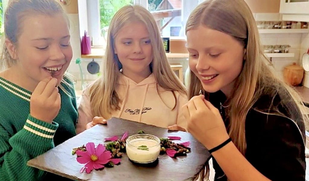 Delia, Klara und Charlotte probieren gebratene Heuschrecken mit Dip.