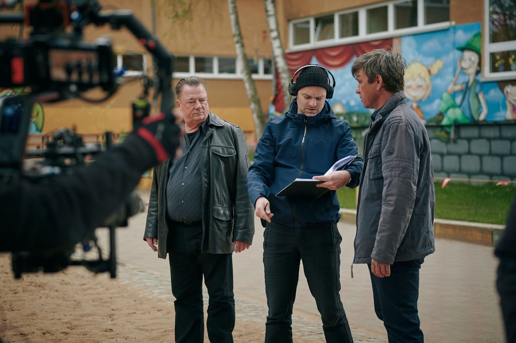Peter Kurth (l) als Ermittler Henry Koitzsch, Peter Schneider (r) als Ermittler Michael Lehmann und der Regisseur Thomas Stuber beim Dreh.