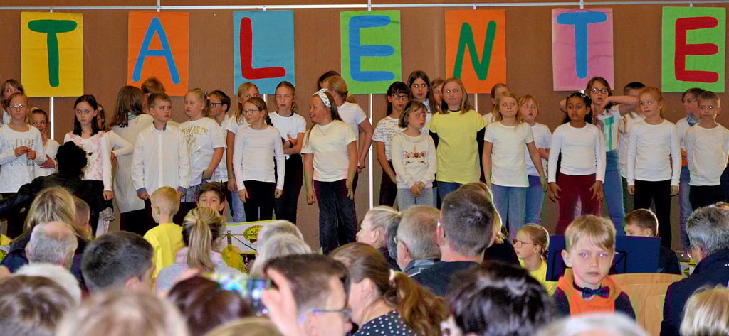 Beim Tag der offenen Tür an der Grundschule Biederitz fand auch ein Talentefest statt, indem die Schüler sangen, tanzten, auf Musikinstrumenten musizierten und sogar ein Musical aufführten.