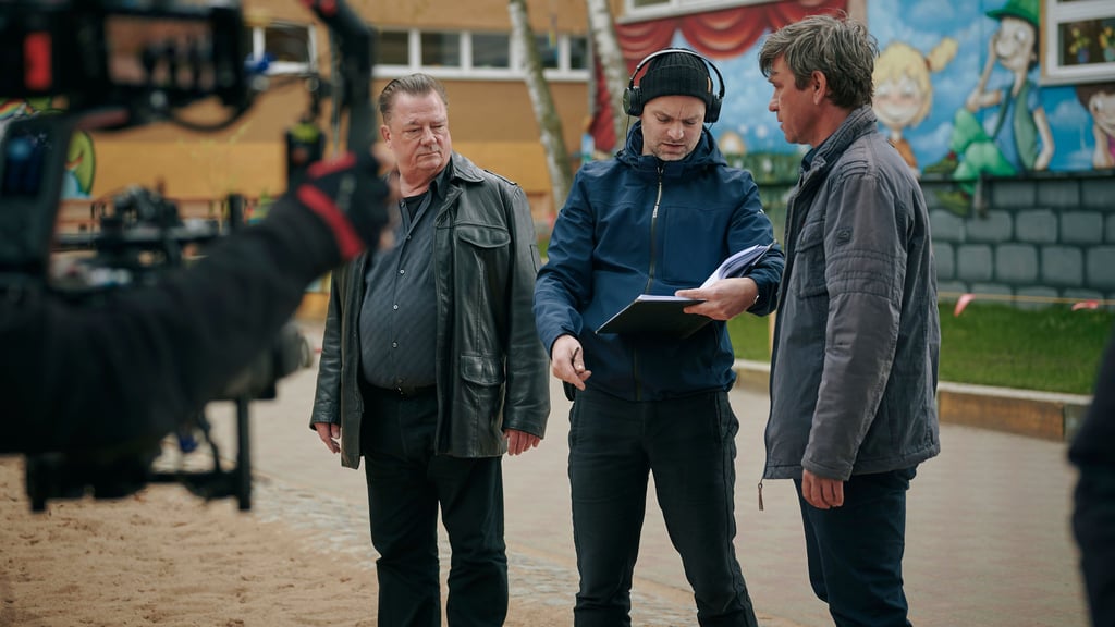 Drehstart für den Polizeiruf 110 Halle „Der Dicke liebt" v.l.: Peter Kurth (als Henry Koitzsch), Peter Schneider (als Michael Lehmann) und Regisseur Thomas Stuber während der Dreharbeiten an der Grundschule Am ,,Ludwigsfeld'' in Halle.