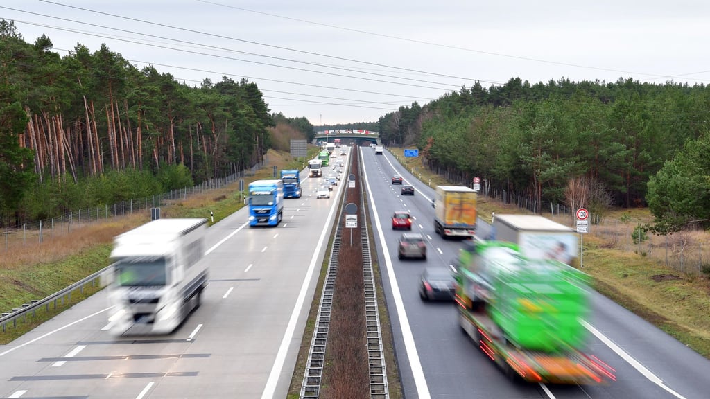LKW auf einer Autobahn.