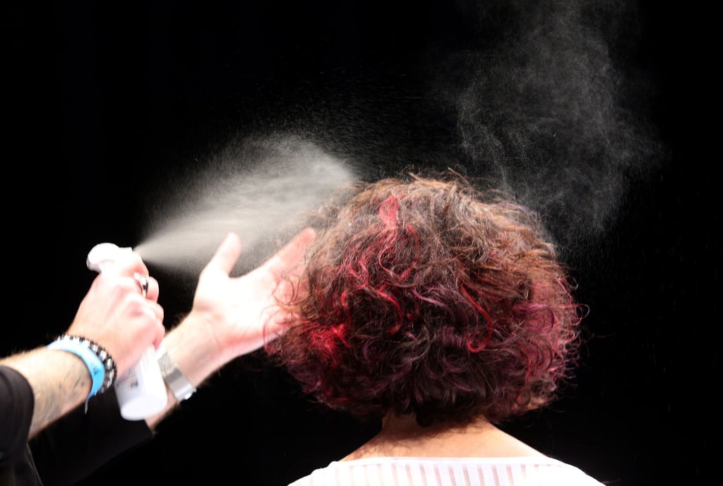 Bis zum letzten Sprühstoß: Wer Haarspraydosen in den Gelben Sack oder die Gelbe Tonne werfen will, sollte sie vorher vollständig leeren.