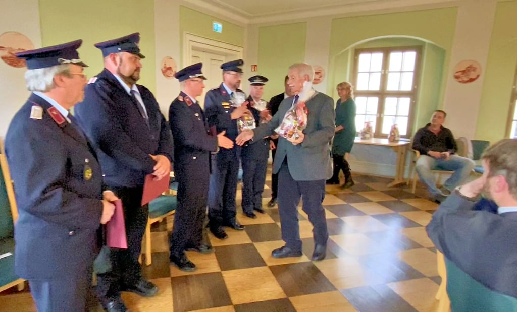 Zu Beginn der Stadtratssitzung wurden Feuerwehrführungskräfte bestätigt und vereidigt. Der Jessener Stadtratsvorsitzende Gunter Danneberg gratuliert ihnen - im Foto Mario Schmidt (Mitte), der die Ortswehr Holzdorf und Reicho neu übernimmt. Außerdem Olaf Löser, Seyda, Dirk Schütze, Naundorf, Klaus Unger und Hartmut Lange, beide Linda. Die vier Letztgenannten wurden für sechs weitere Jahre in ihren Funktionen bestätigt.