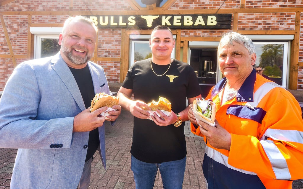 Sören Lorenz, Metin Aksoy und Gerald Reichmann vor dem neuen „Bulls Kebab“ in Barnstädt.