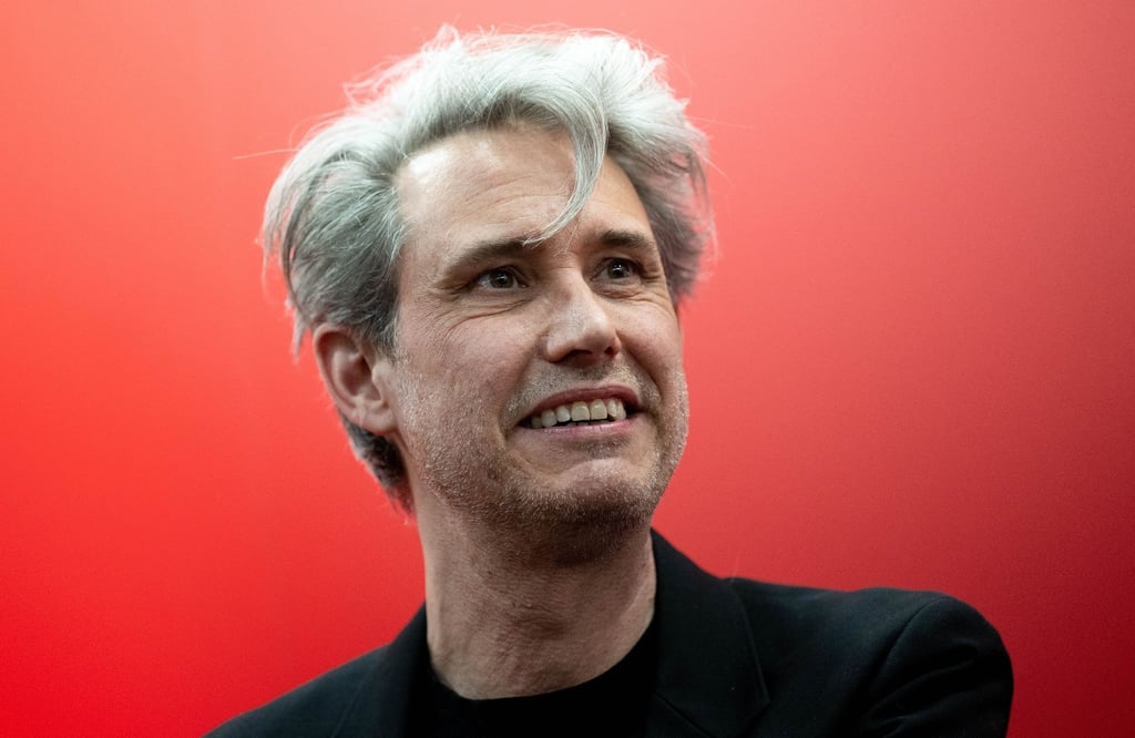Der deutsche Musiker und Frontmann der Band Tocotronic, Dirk von Lowtzow, stellt auf der Leipziger Buchmesse am Stand der taz sein Buch „Ich tauche auf“ vor.