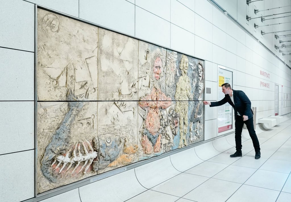 Die Karlsruher U-Bahn-Stationen zieren nun Kunst von Markus Lüpertz. Der Zyklus „Genesis“ besteht aus 14 monumentalen Keramik-Reliefs von jeweils 4 x 2 Metern.