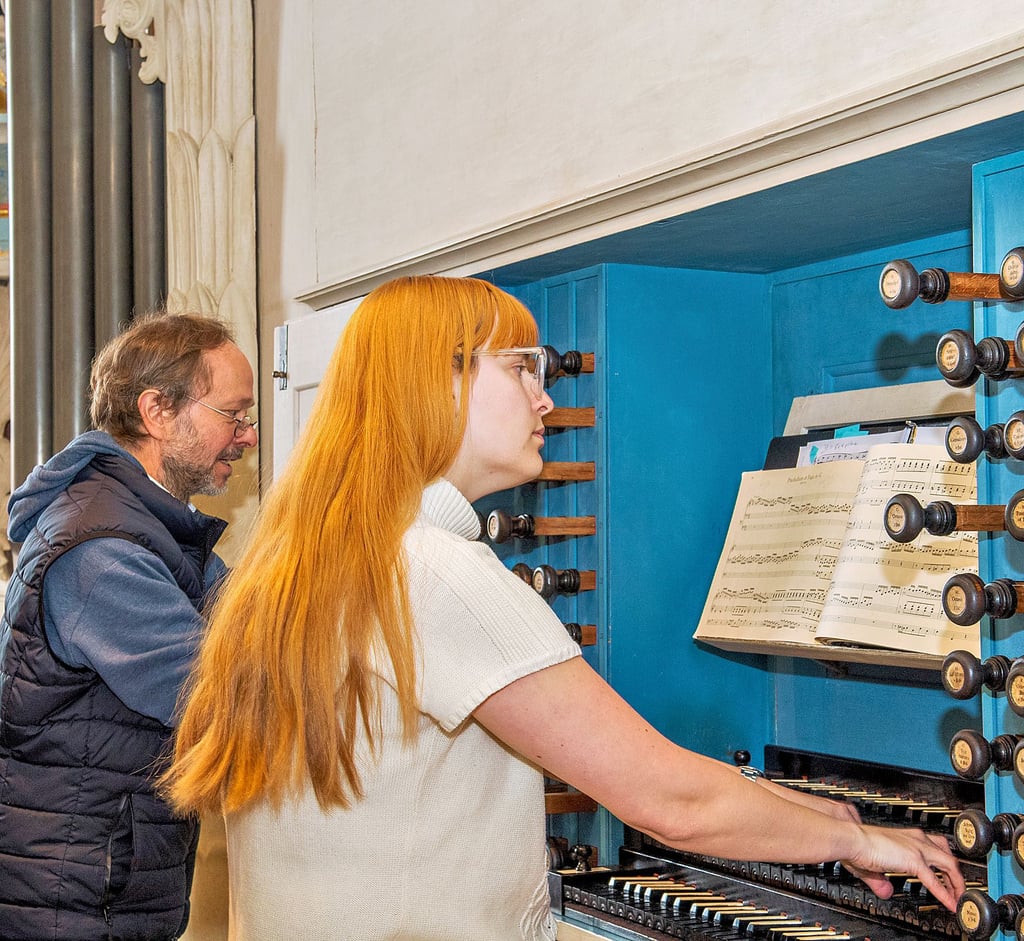 Registerprobe in der Wenzelskirche: Mit Martin Herchenröder übt Sarah Johnson, Orgelstudentin aus Rochester, am Spieltisch der Hildebrandt-Orgel für das „Composing the Future“-Konzert, das Sonnabendabend erklingt.