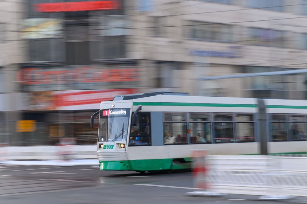 Eine Straßenbahn der Magdeburger Verkehrsbetriebe (MVB) fährt am „City-Carre“ vorbei.