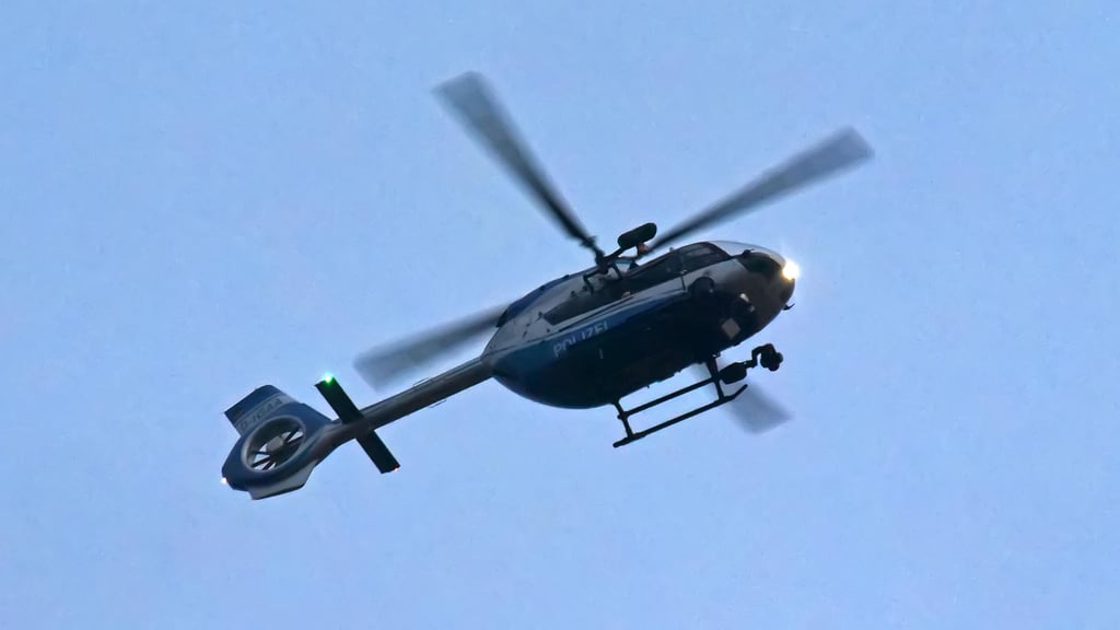 Der Polizeihubschrauber kreist über Aschersleben