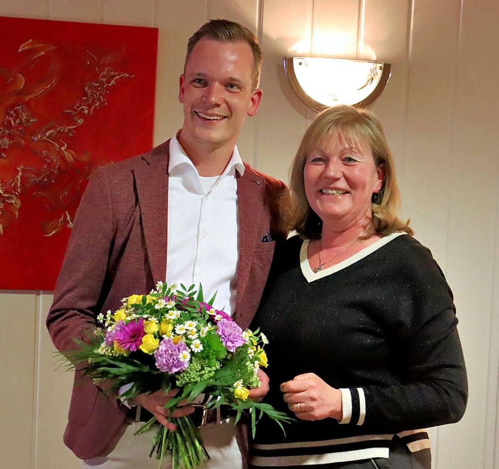 Alexander Kleine wurde von der SPD für die Bürgermeisterwahl nominiert. Von Petra Schütte gab es Blumen.