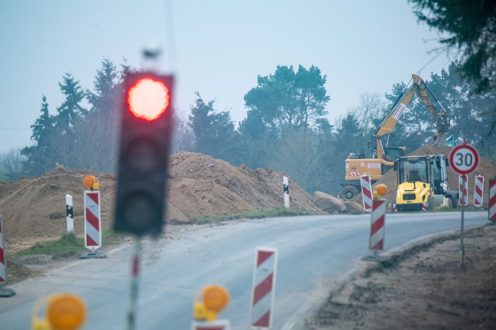 Baufahrzeuge arbeiten auf der Baustelle zur Ortsumgehung B111 bei Wolgast.