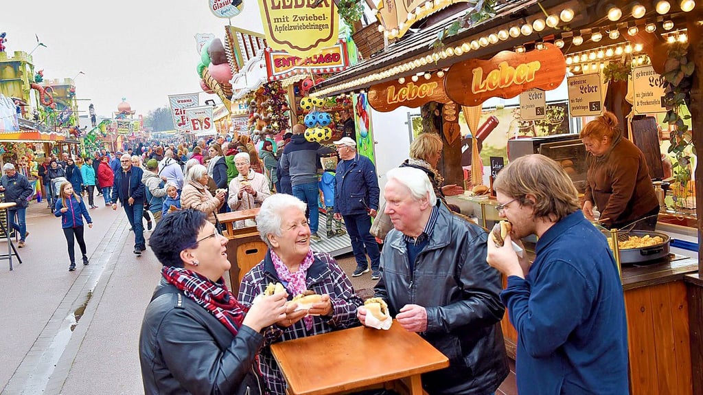 Auf der Wiese lässt es sich Familie Pietsch aus Eisleben schmecken.