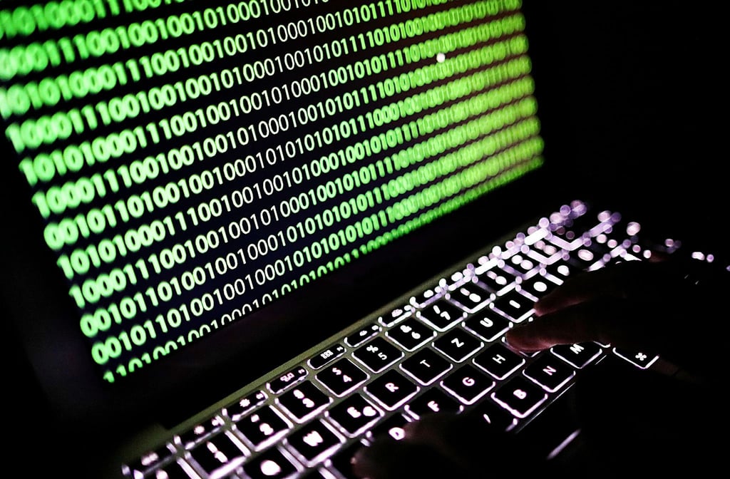 Auf dem Bildschirm eines Laptops ist ein Binärcode zu sehen. Cyberkriminalität kann alle Branchen betreffen.
