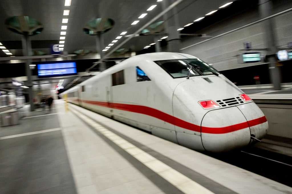 Die Deutsche Bahn will bis 2026 weitere 20 Bahnhöfe im Halbstundentakt anfahren.