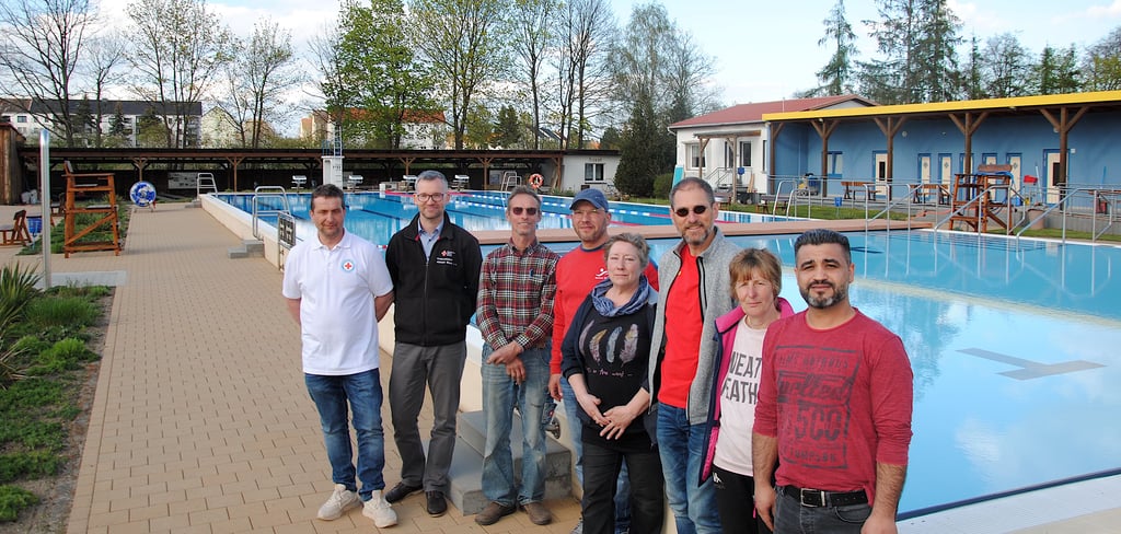 Das neue Stölpenbad-Team ist bereit für den Saisonstart: Kioskbetreiber Mehmet Dogan (von rechts), Badewärterin Monika Zerra, Bürgermeister Enrico Lehnemann, Kassiererin Petra Wiese, Schwimmmeister Ken Bölke, Gemeindearbeiter Klaus Heidmann, DRK-Kreisgeschäftsführer Christian Hundt und Wasserwacht-Chef Tobias Kramer.
