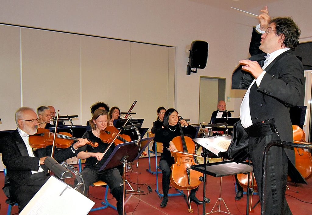 Die Mitteldeutsche Kammerphilharmonie mit ihrem Dirigenten Michael Horstmann ist nicht nur in Hecklingen, sondern auch in Egeln wie hier beim letzten Neujahrskonzert gern gesehen.