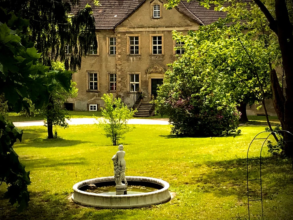 Das Rittergut Cattenstedt lädt auch in diesem Jahr wieder zu Führungen und Open-Air-Theater ein.