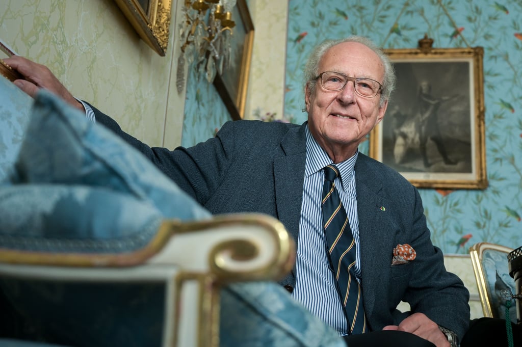 Eduard Prinz von Anhalt beim Interview in seinem Dessauer Wohnsitz dem Palais Minckwitz. Wenn Charles III. in London gekrönt, wird Eduard Prinz von Anhalt für den Fernsehsender RTL kommentieren.