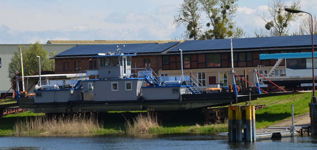 Die Sandauer Fähre lag zur Reparatur bis vor kurzem auf dem Trockendock der Havelberger Kiebitzberg-Werft.