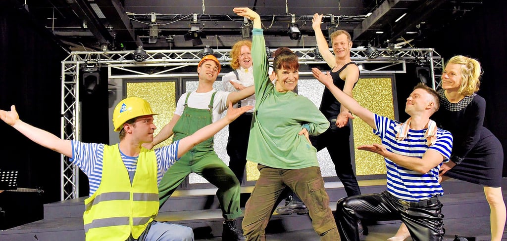 Choreographin Marita Erxleben (Mitte) mit dem Ensemble der „Golden Boys von der Baustelle“: Philip Dobraß, Julius Christodulow, Logan Hartwig, Oliver Beck, Christopher Wartig und Franka Anne Kahl (von links).