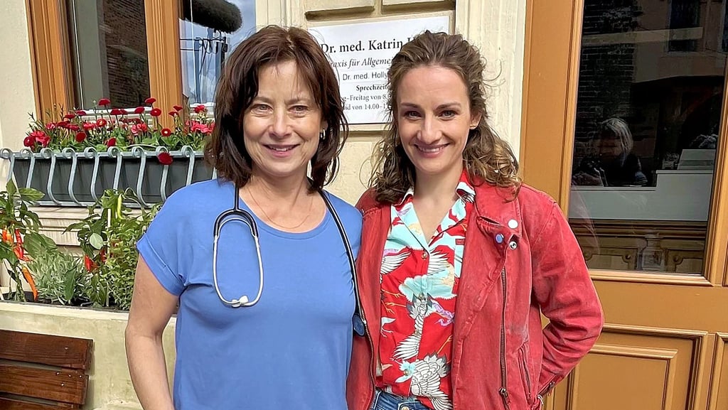 ZDF-Film "Mit Herz und Holly": Die Film-Ärztinnen Katrin Herz (Inka Friedrich, links) und Holly Sass (Karoline Teska) vor ihrer Film-Praxis für Allgemeinmedizin in der Langen Straße in Tangermünde.