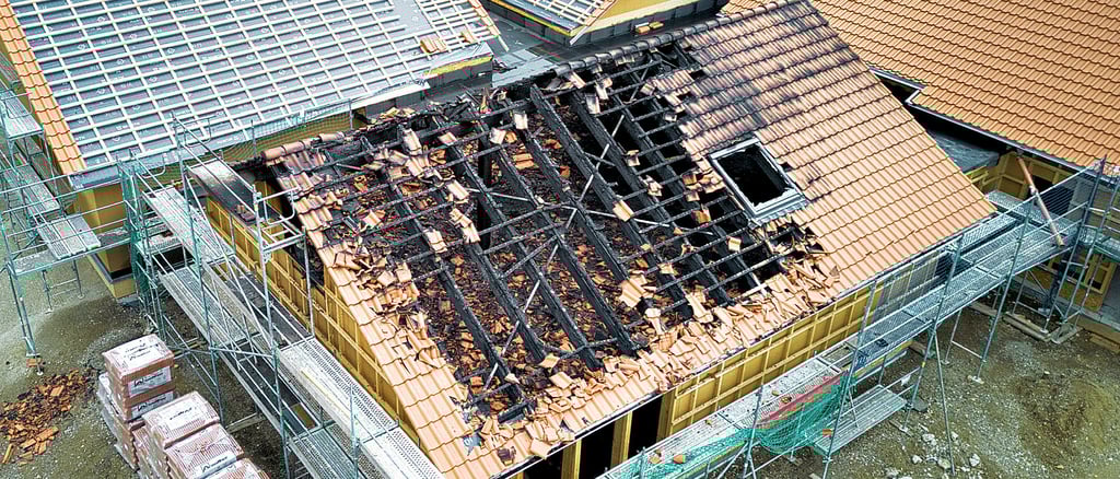 Nach dem Brand auf der Baustelle der Kindertagesstätte am Ilsenburger Bahnhofsteich wird das Ausmaß der Schäden sichtbar. Foto: Ingo Kugenbuch